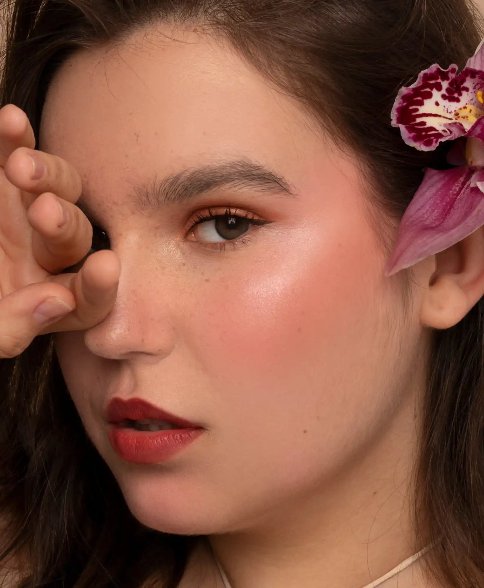 Mujer con accesorio de flores en el cabello.