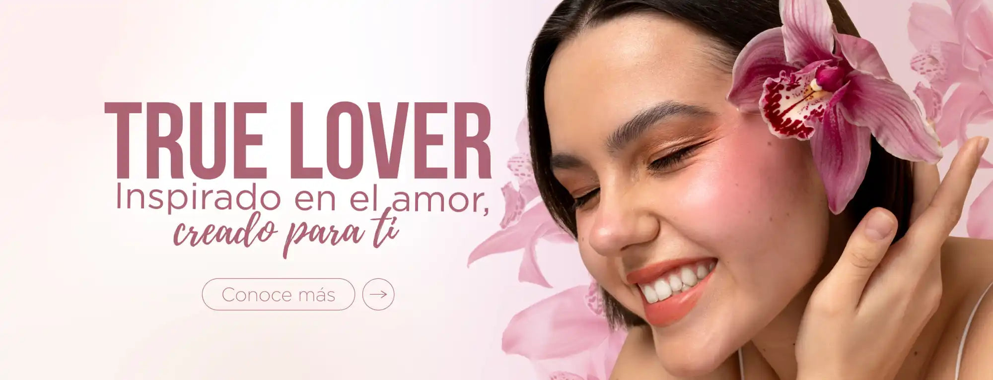 Anuncio de cosméticos que muestra a una mujer sonriendo con una flor.